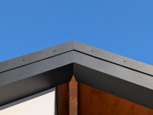 plaatsen van dakpanplaten dakrand tuinhuis zetwerk finish profiles