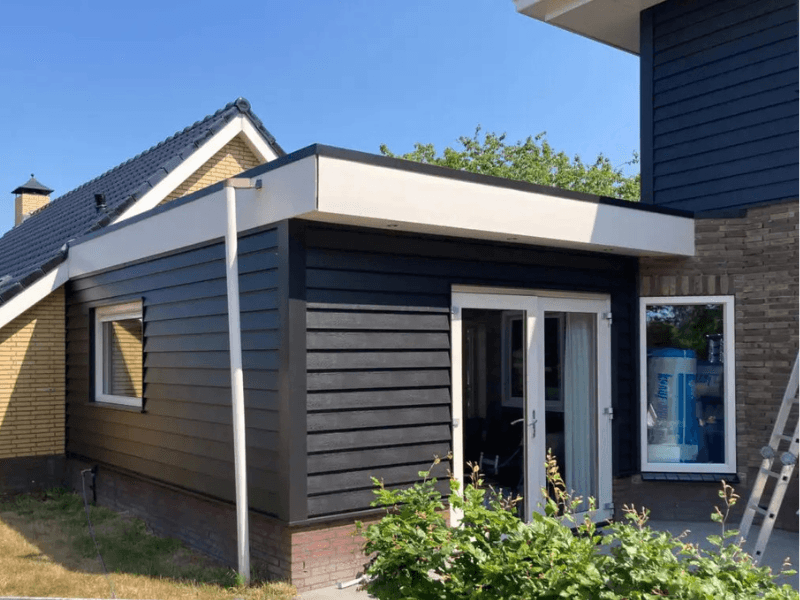potdeksel gevelbekleding in zwart op gevel van aanbouw woning finish profiles
